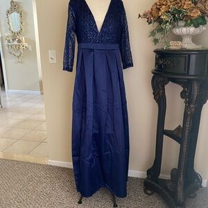 Elegant Navy Lace & Satin V-Neck Evening Gown